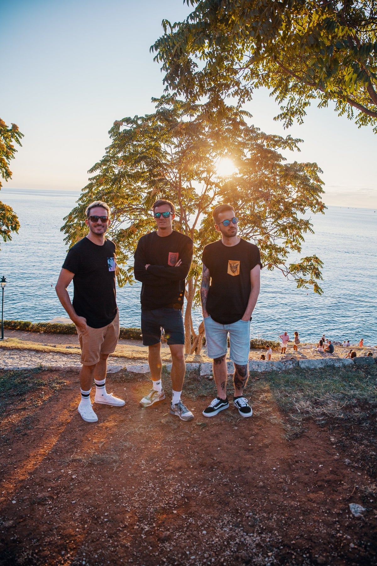 Zwei Freunde, ein Shirt, ein Sommer am Meer