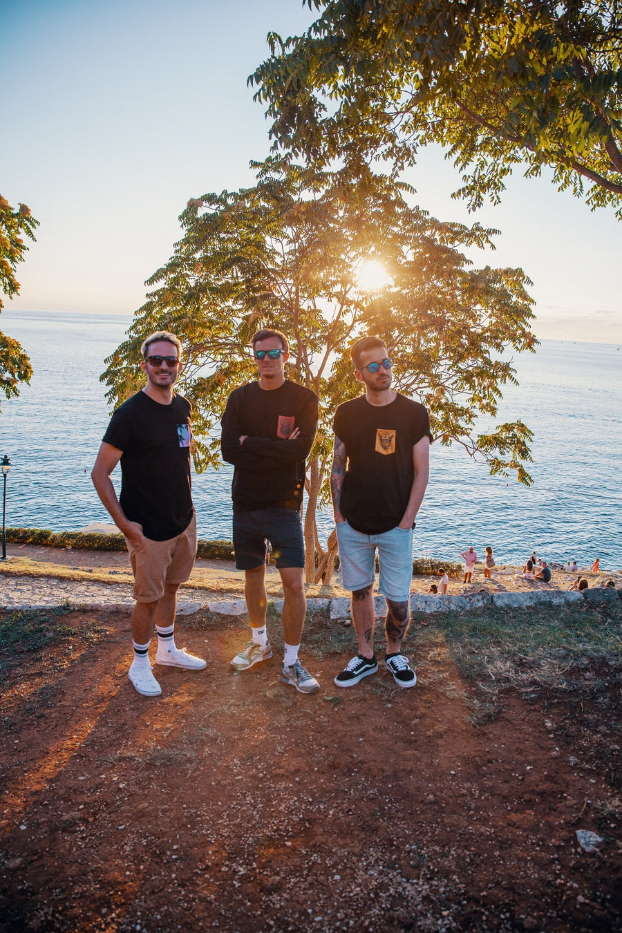 Zwei Freunde, ein Shirt, ein Sommer am Meer