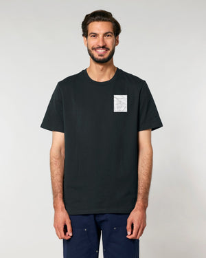 T-Shirt mit grauer Blätter-Brusttasche in Schwarz, getragen