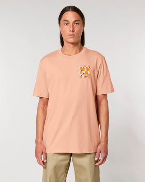 T-Shirt mit hellorangener Orangen-Brusttasche, getragen