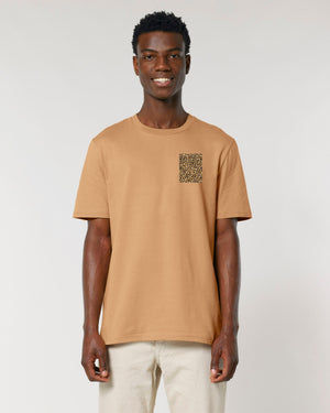 T-Shirt mit Leoparden-Brusttasche in Latte, getragen