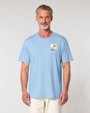 T-Shirt mit hellblauer Brusttasche mit japanischer Welle, getragen