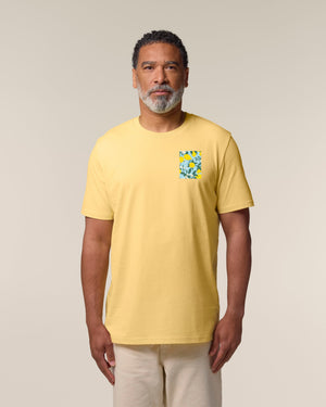 T-Shirt mit gelber Zitronen-Brusttasche, getragen
