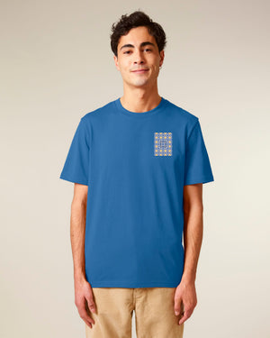 T-Shirt mit blauer Mosaik-Brusttasche, getragen