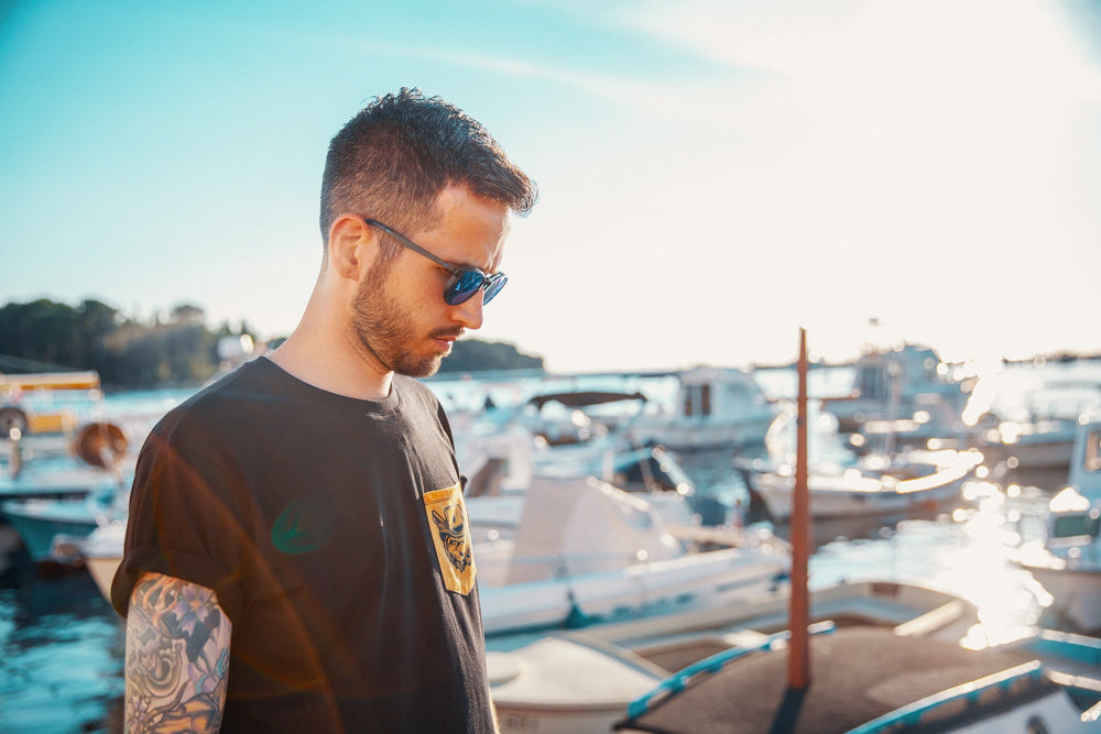 Mann im Pocket Shirt am Hafen von Rovinj