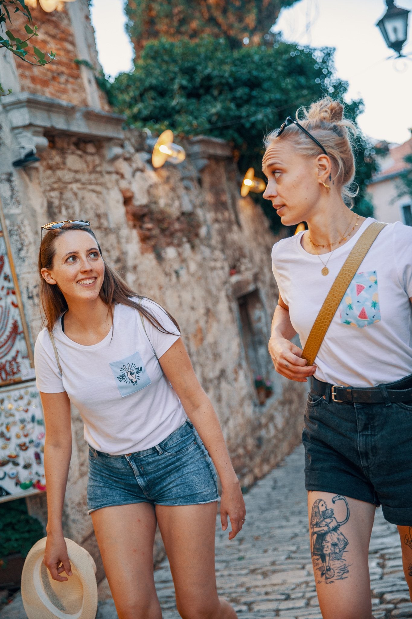 Zwei Frauen in Pocket Shirts in der Altstadt von Rovinj