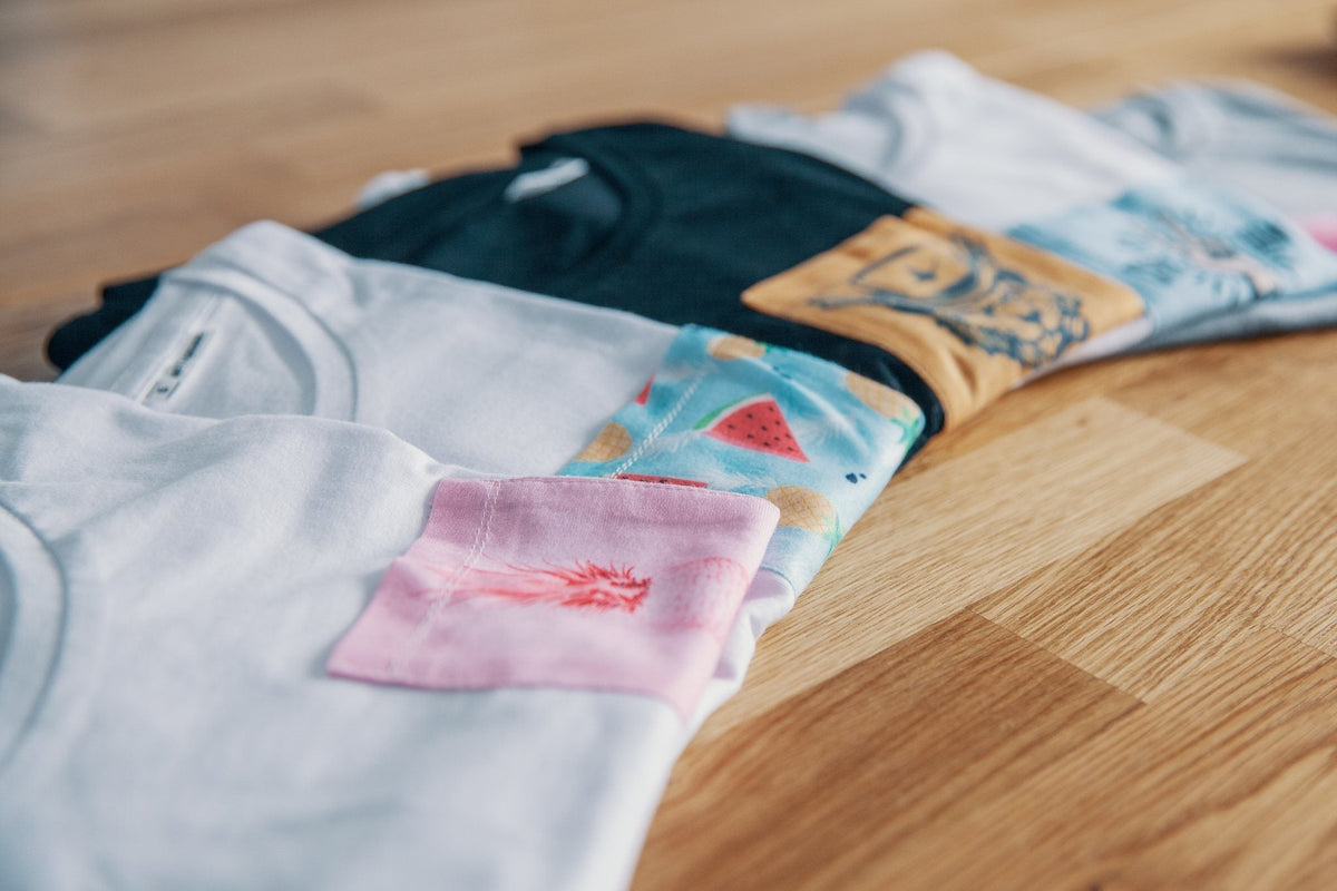 Pocket Shirts mit bunten Brusttaschen auf einem Holztisch