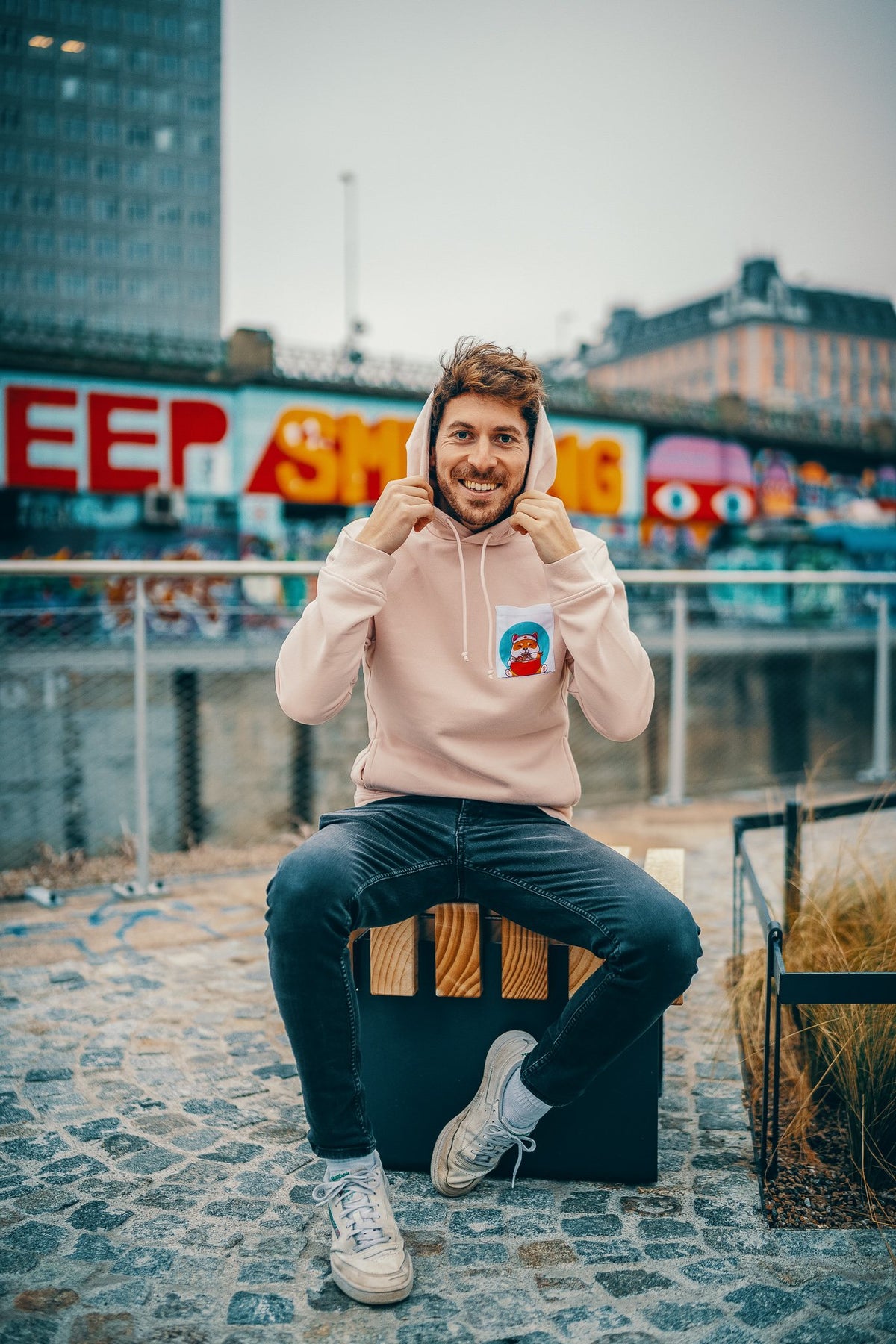 Hoodie mit personalisierter Brusttasche, getragen in der Stadt